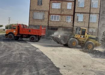 جمع‌آوری ۵۰ تُن خاک و نخاله از معبر شهید آوینی ۳۲