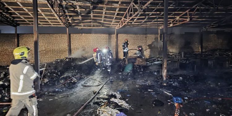 حریق گسترده در انبار ضایعات بلوار رسالت مهار شد